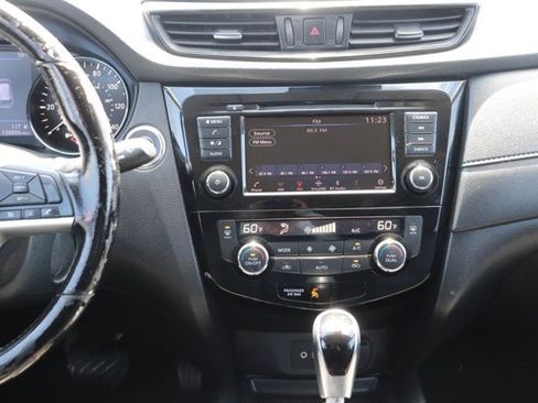 Used 2020 Nissan Rogue SV FWD image 17