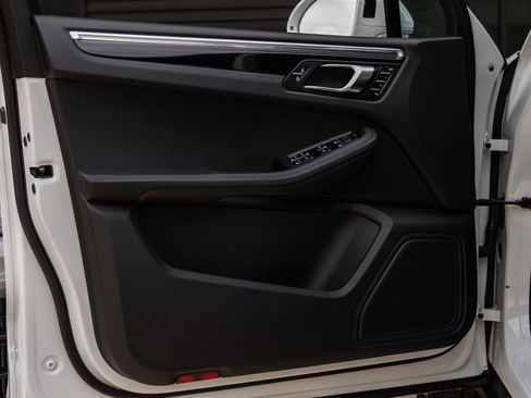 Certified 2025 Porsche Macan AWD/4WD image 23