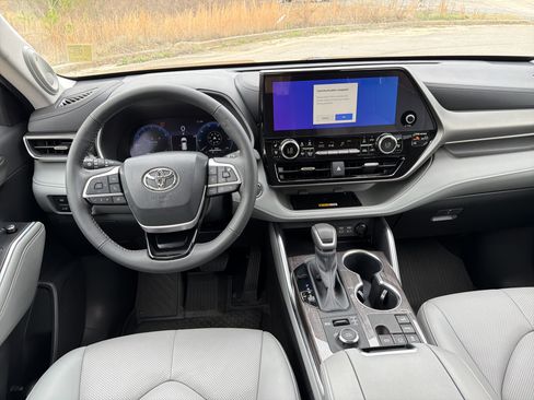 Used 2023 Toyota Highlander Limited image 23