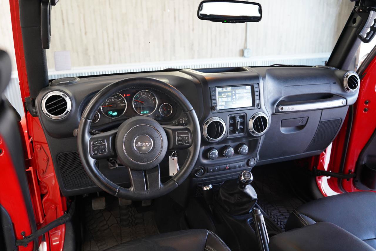 Used 2017 Jeep Wrangler Unlimited Sahara w/ Dual Top Group AWD/4WD image 28