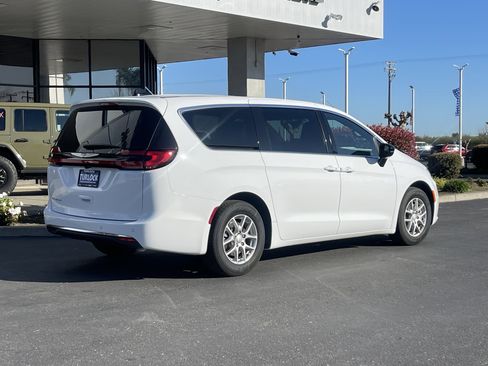 New 2026 Chrysler Pacifica Select image 9