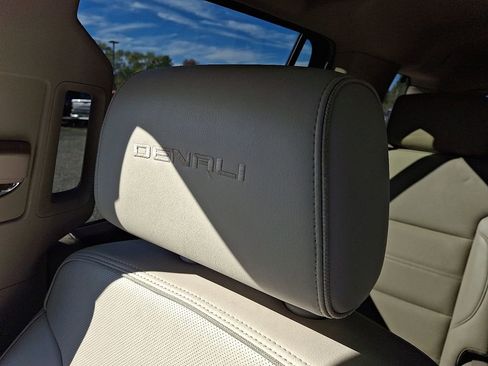 Used 2018 GMC Yukon Denali AWD/4WD image 18