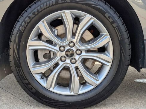 Used 2024 Ford Edge Titanium image 11