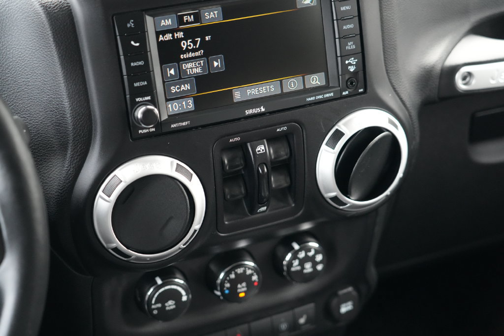 Used 2015 Jeep Wrangler Unlimited Sahara w/ Connectivity Group AWD/4WD image 19
