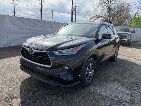 Used 2020 Toyota Highlander XLE image 1