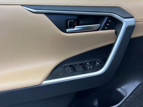 Used 2021 Toyota RAV4 Limited image 12