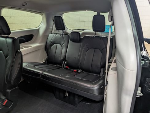 Used 2024 Chrysler Pacifica Touring-L image 37