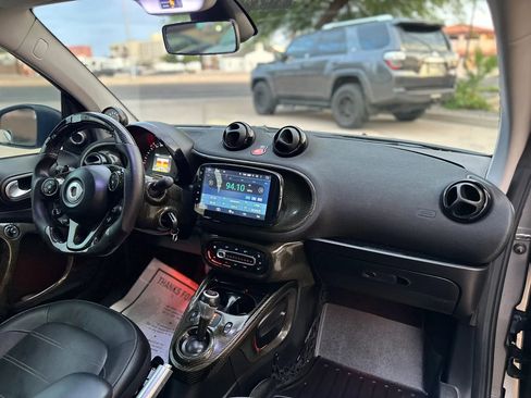 Used 2017 smart fortwo passion RWD image 20