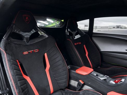 Used 2022 Lamborghini Huracan STO image 47