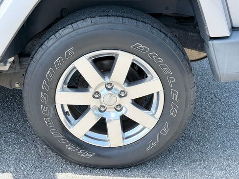 Used 2018 Jeep Wrangler Sahara w/ Dual Top Group AWD/4WD image 27