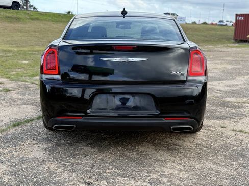 Used 2016 Chrysler 300 S RWD image 4