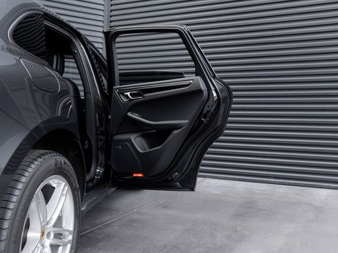 Certified 2025 Porsche Macan image 30