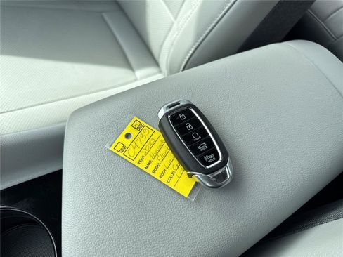 Used 2023 Hyundai Elantra Limited FWD image 32