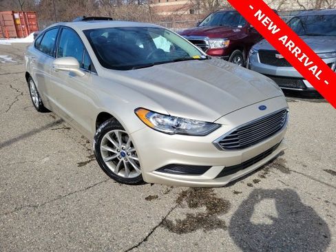 Used 2017 Ford Fusion SE image 1