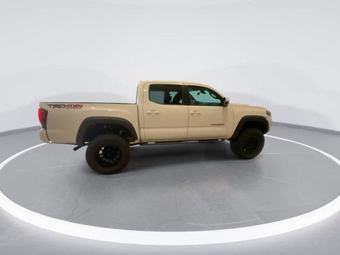 Used 2018 Toyota Tacoma TRD Off-Road w/ Technology Package AWD/4WD image 9