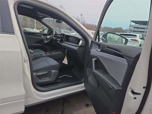 New 2026 Volkswagen Tiguan SE R-Line image 25