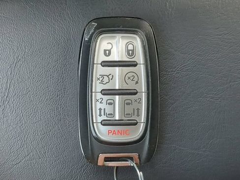 Used 2023 Chrysler Pacifica Touring-L FWD image 37