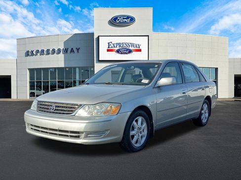 Used 2004 Toyota Avalon XLS image 2