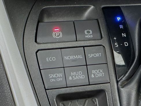 Used 2022 Toyota RAV4 XLE AWD/4WD image 17