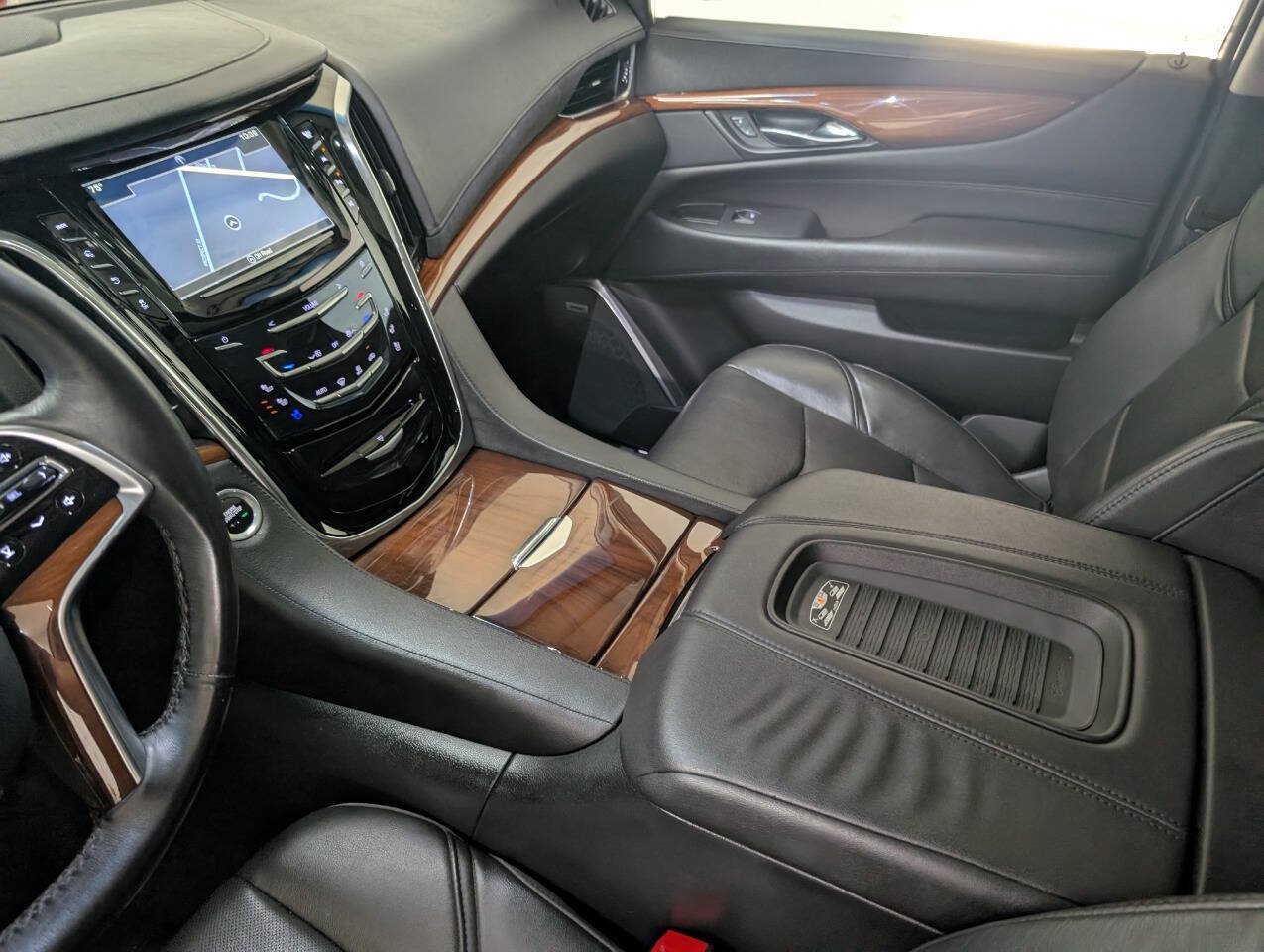 Used 2018 Cadillac Escalade Premium Luxury AWD/4WD image 13