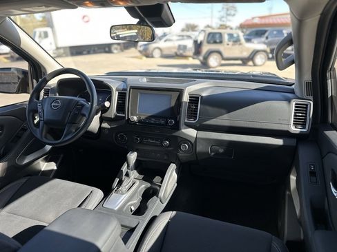 Used 2022 Nissan Frontier SV image 16