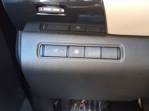 Used 2023 Nissan Pathfinder SV image 11