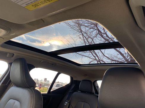 Used 2025 Volvo XC40 B5 Core image 28