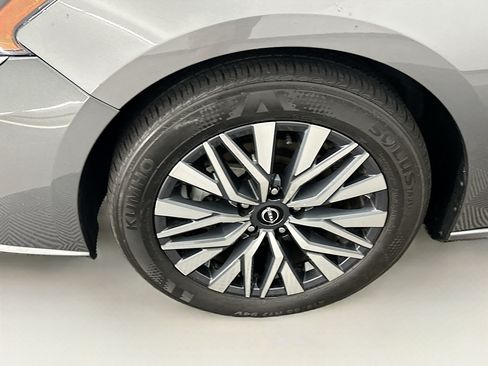 Used 2025 Nissan Altima 2.5 SV FWD image 11