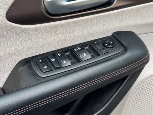 Used 2019 Chrysler Pacifica Touring-L image 23