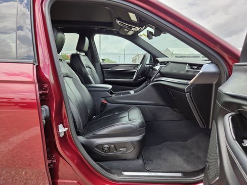 Used 2023 Jeep Grand Cherokee Overland RWD image 19