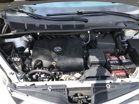 Used 2020 Toyota Sienna LE w/ Carpet Mat Package FWD image 19