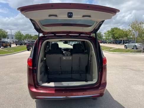 Used 2020 Chrysler Pacifica Touring w/ Advanced Safetytec Group FWD image 45