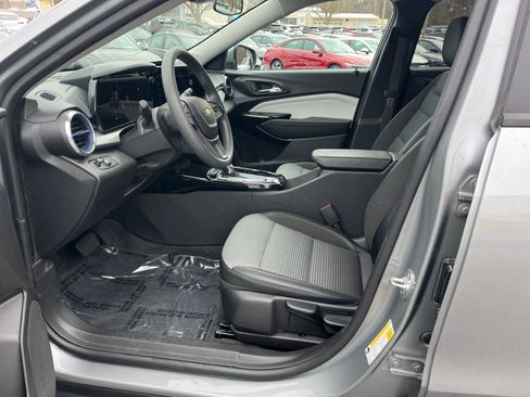 Used 2025 Chevrolet Trax LT image 22