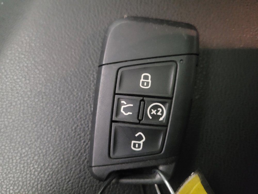 Used 2025 Volkswagen Jetta SE FWD image 32