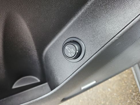 Used 2022 Chevrolet Equinox RS w/ RS Leather Package image 22