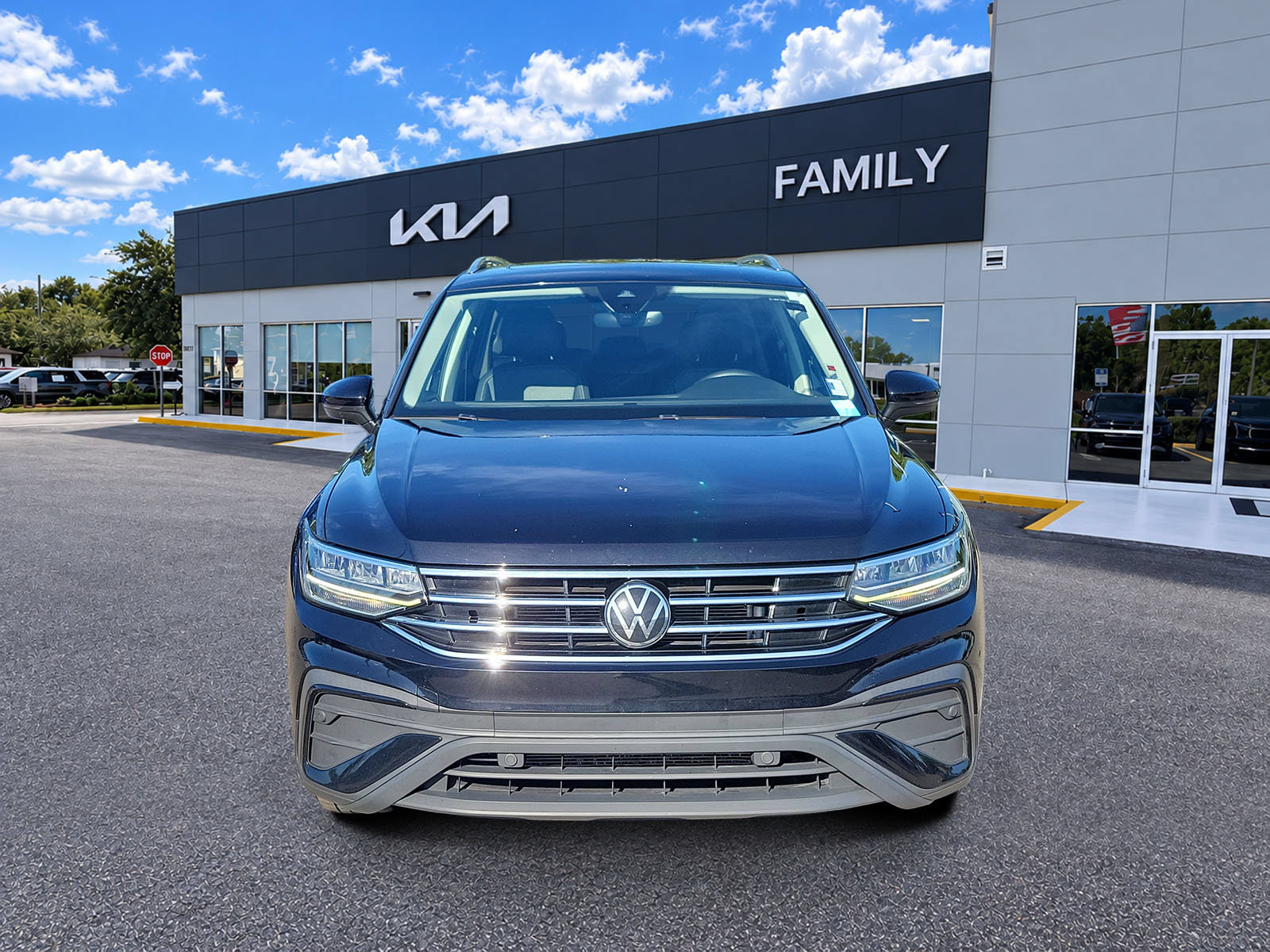 Used 2023 Volkswagen Tiguan SE w/ Panoramic Sunroof Package FWD image 2