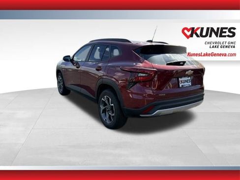 Used 2025 Chevrolet Trax LT w/ LT Convenience Package FWD image 7