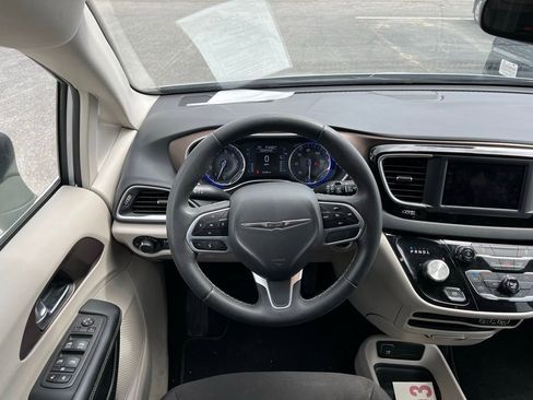 Used 2023 Chrysler Voyager LX image 5