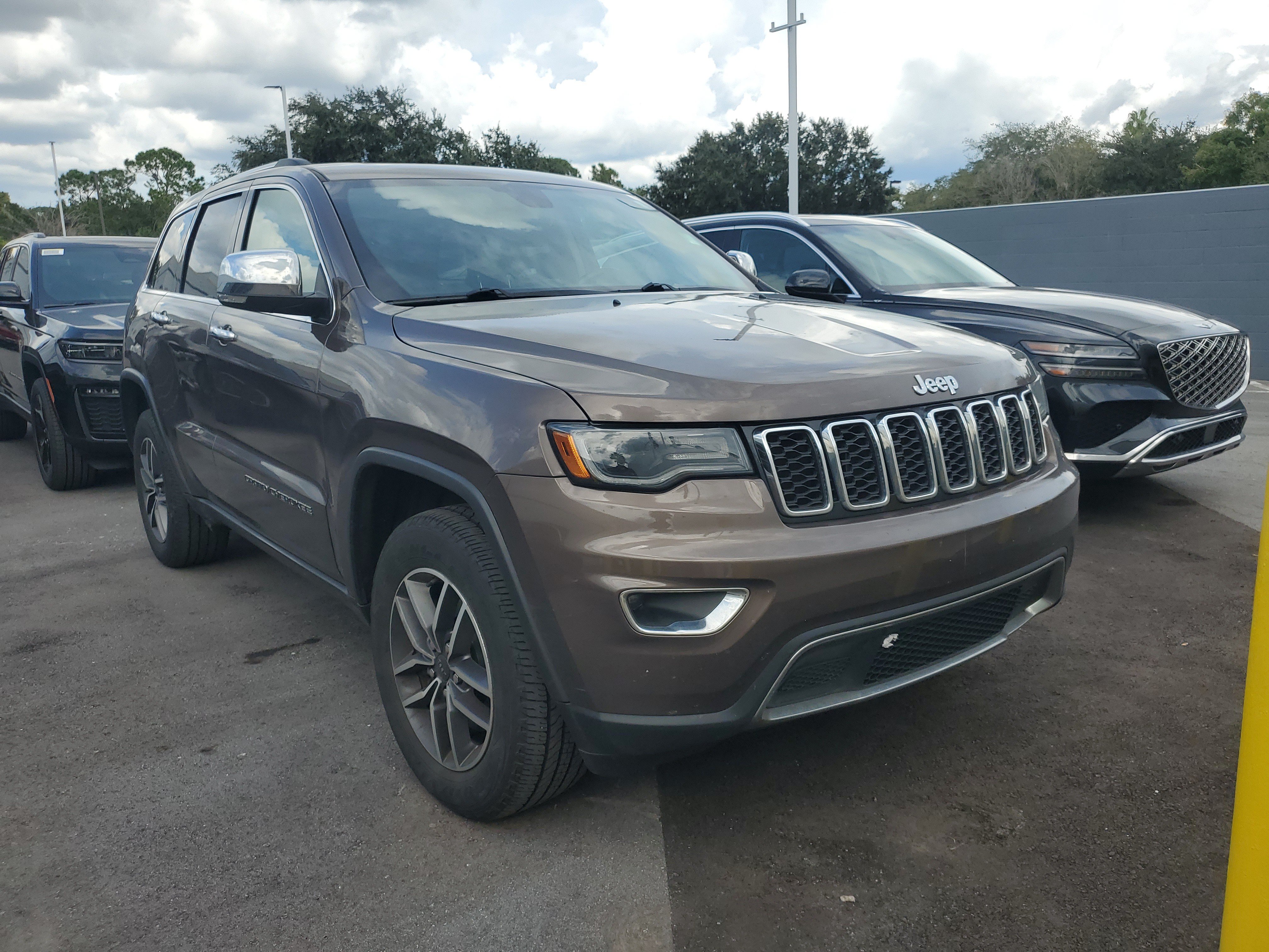 Used 2021 Jeep Grand Cherokee Limited w/ Luxury Group II AWD/4WD image 2