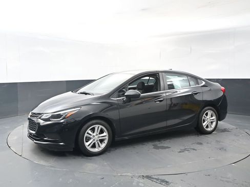 Used 2018 Chevrolet Cruze LT image 2