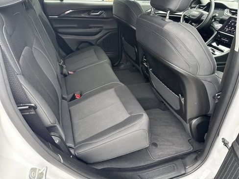 Used 2023 Jeep Grand Cherokee Laredo AWD/4WD image 17