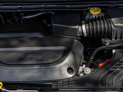 Used 2023 Chrysler Pacifica Touring-L FWD image 29