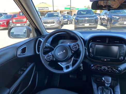 Used 2025 Kia Soul LX w/ LX Technology Package FWD image 32