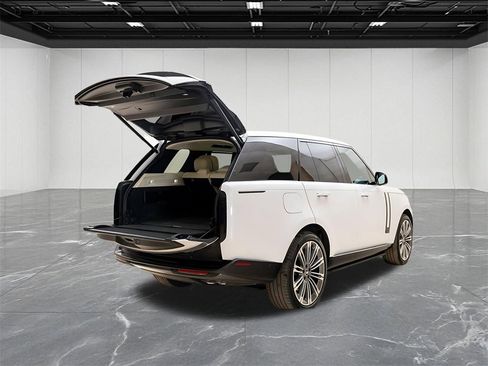 Used 2025 Land Rover Range Rover Autobiography image 11