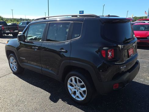 Used 2017 Jeep Renegade Latitude AWD/4WD image 6