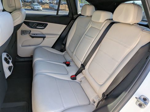 Used 2025 Mercedes-Benz GLC 300 4MATIC image 31