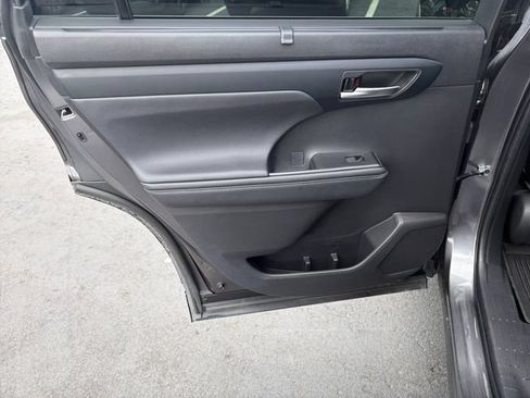 Used 2023 Toyota Highlander XLE AWD/4WD image 30
