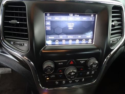 Used 2018 Jeep Grand Cherokee Laredo AWD/4WD image 12