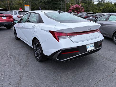 Used 2025 Hyundai Elantra Limited FWD image 5
