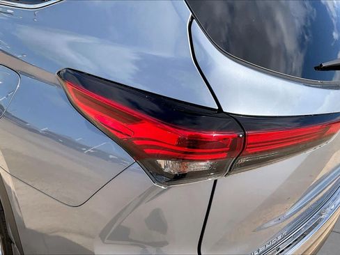 Used 2021 Toyota Highlander Limited FWD image 29